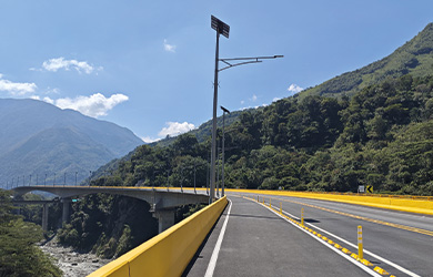 Portion du viaduc du Km 58 en Colombie, avec la signalisation routière effectuée par GirdoColombia